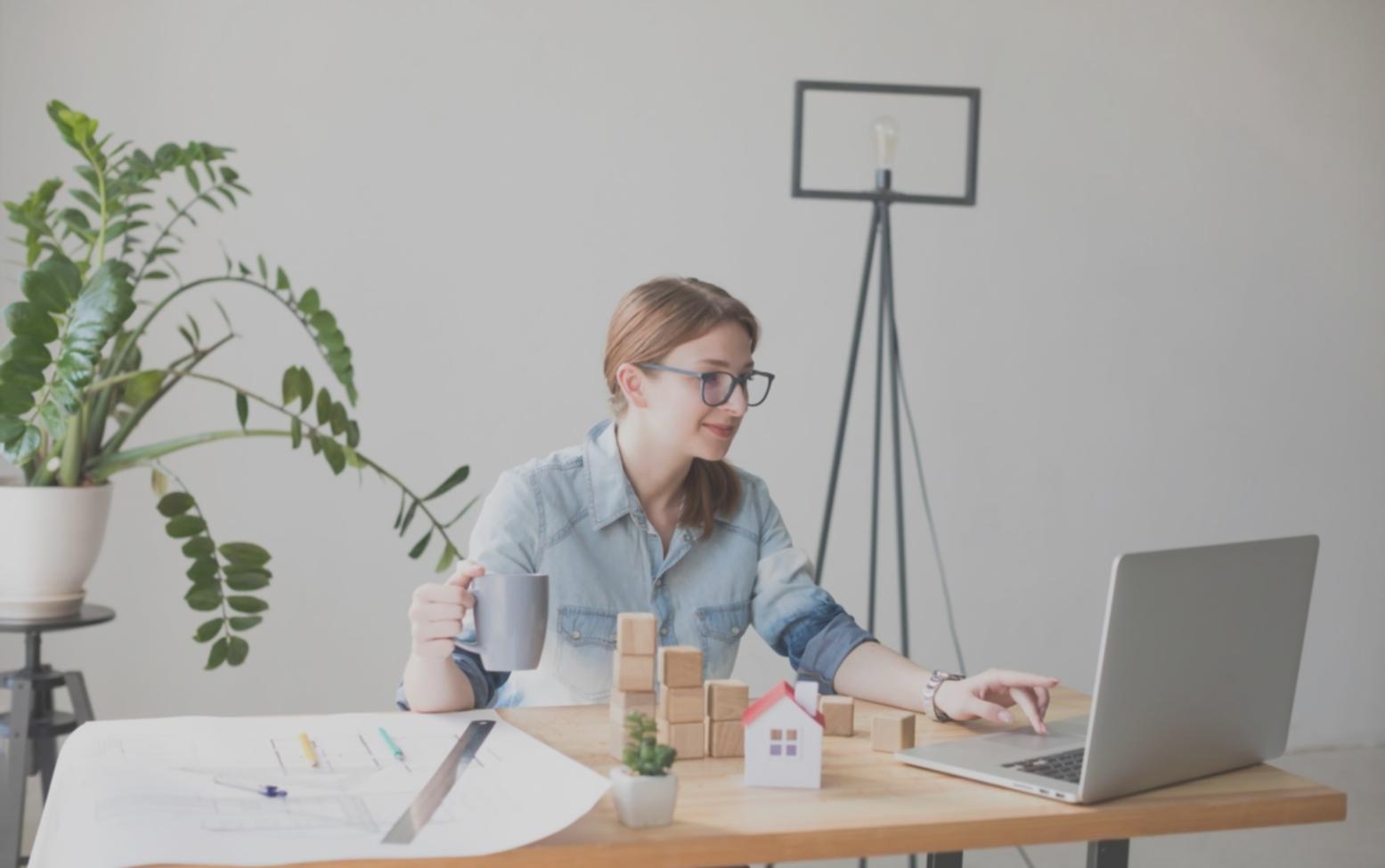 Équipe analysant des graphiques financiers lors d'une réunion