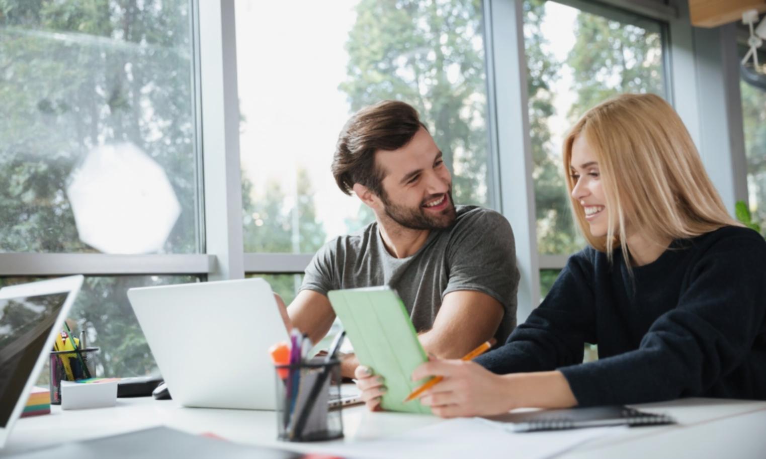 Étudiants analysant des graphiques financiers pendant une session de formation
