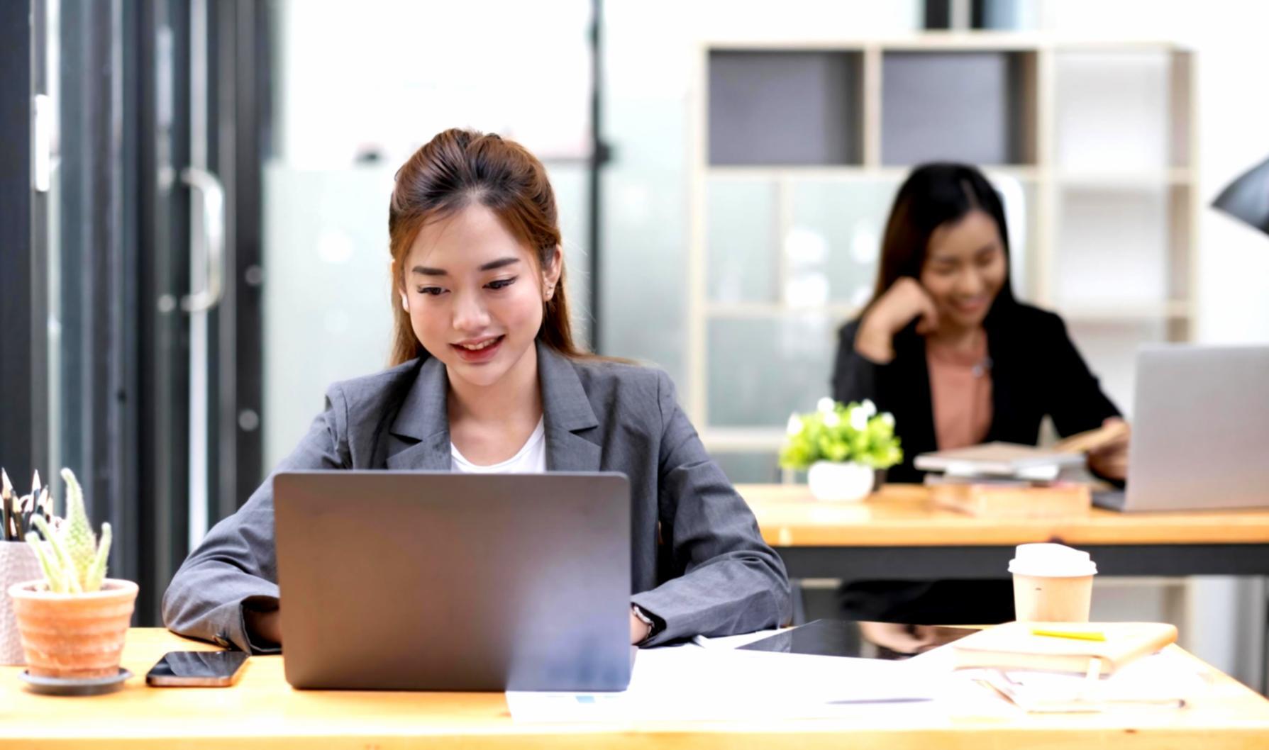 Espace de travail moderne avec documents financiers et ordinateur portable