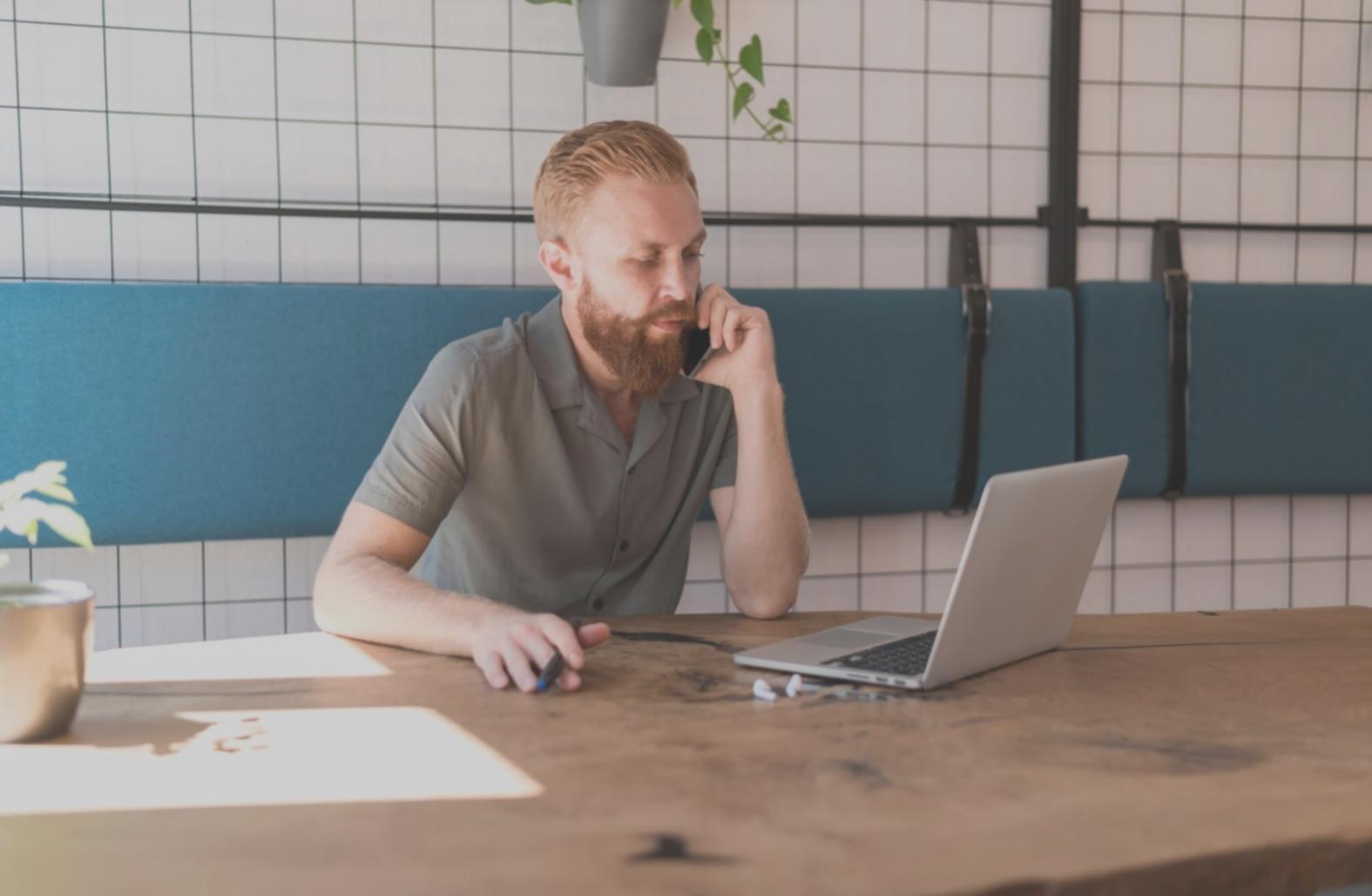 Équipe zirivonexi travaillant sur les programmes de formation financière